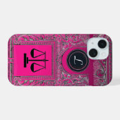 JUSTICE LEGAL OFFICE、弁護士モノグラム ピンク iPhone 15ケース (裏面横)