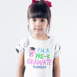 K前卒業かわいいピンクのフクロウカスタムの女の子 Tシャツ<br><div class="desc">Pre-Kクールを卒業して幼稚園に移る少女のための就学前の子供のTシャツ。卒業式の帽子をかぶった可愛いピンクのフクロウ運と、ブルー、グリーン、ピンクのおもしろいフォントの横のスクロールが特徴。</div>