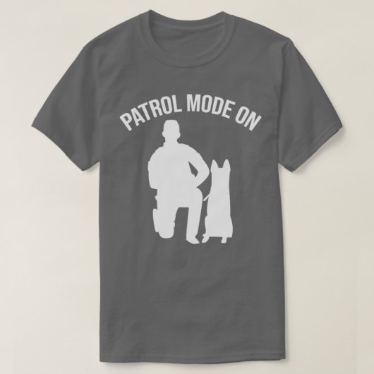 K9警察官の警察犬パトロールモードオン Tシャツ (デザイン正面)