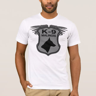 K-9 Malinoisのバッジ Tシャツ