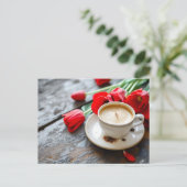 Kaffeetasse auf rustikalem Grund mit roten Tulpen ポストカード (スタンド正面)