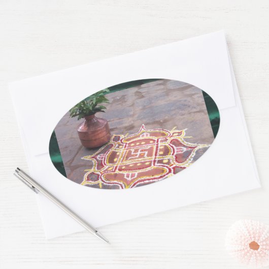 Kalasのつぼのかぎ十字のrangoliのインドの結婚式の記号 楕円形シール (封筒)