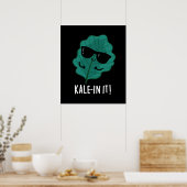 Kale-in It Veggie Kale Punおもしろい Dark BG ポスター (キッチン)