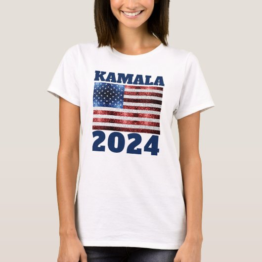 KAMALA 2024アメリカ国旗の青い赤い輝フェイクく文字 Tシャツ (正面)