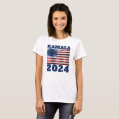 KAMALA 2024アメリカ国旗の青い赤い輝フェイクく文字 Tシャツ (正面フル)