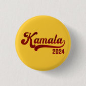 Kamala 2024レトロVarsity金ゴールドと赤いボタンピン 缶バッジ (正面)