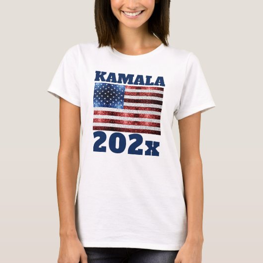 KAMALA 2024 USA フラグ 青 赤 ラメ テキスト Tシャツ (正面)