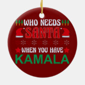 Kamala Harrisのクリスマスを持っているときにサンタが必要な人 セラミックオーナメント (裏面)