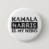Kamala Harrisは私のヒーロー – 社長2024 缶バッジ (正面)