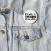 Kamala Harrisは私のヒーロー – 社長2024 缶バッジ (インサイチュ)