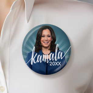 Kamala Harris 2024 – スクリプト名の青いティール(緑がかった色) 缶バッジ