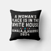 Kamala Harris 2024 – 女性の場所はウィットにある クッション (裏面)