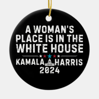 Kamala Harris 2024 – 女性の場所はウィットにある セラミックオーナメント