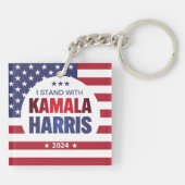 Kamala Harris Blue Red 2024キーチェーンと共に立つ キーホルダー (裏面)