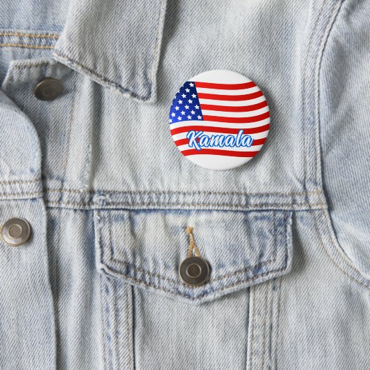 Kamala Harris for President エレガント Script US Flag 缶バッジ (インサイチュ)