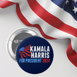 Kamala Harris for President 2024 Dark Blue 缶バッジ<br><div class="desc">Kamala Harris for President 2024 Election navy blue button with waving American flag.大統領選挙で投票する愛国民主党議員のための可愛い赤、白、青のデザイン。</div>