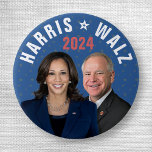 Kamala Harris Tim Walz副社長2024写真 缶バッジ<br><div class="desc">このデザインは「Kamala Harris / Tim Walz 2024」と言い、明るい星模様の青い背景の前に、Kamala HarrisとTim Walzの写真を載せている | 民主党の政治選挙ギア | 統一された州キャンペーン商品 | Harris merchの詳細はこちら： https://www.zazzle.com/store/politicaltheatre/products?dp=252536702459719117&cg=196747433535254757&ps=204</div>