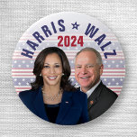 Kamala Harris Tim Walz 2024大統領副社長の写真 缶バッジ<br><div class="desc">このデザインは「Kamala Harris / Tim Walz 2024」と言い、アメリカ国旗のパターンの前にKamala HarrisとTim Walzの写真を載せている | 民主党の政治選挙ギア | 統一された州キャンペーン商品 | Harris merchの詳細はこちら： https://www.zazzle.com/store/politicaltheatre/products?dp=252536702459719117&cg=196747433535254757&ps=204</div>