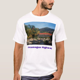 Kancamagusのハイウェーのアルバニーの屋根付橋 Tシャツ