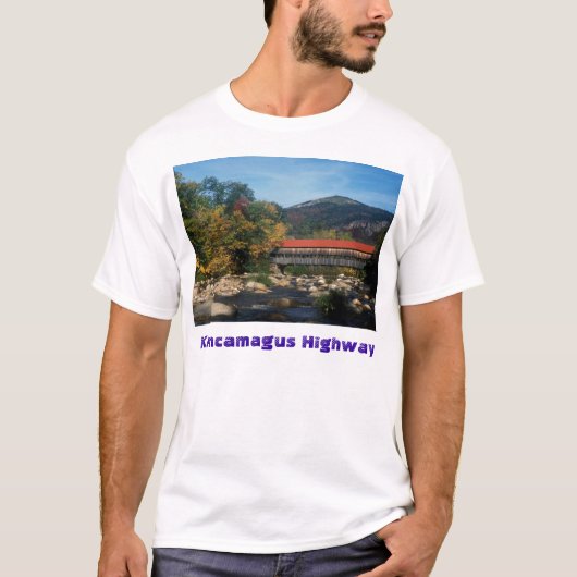 Kancamagusのハイウェーのアルバニーの屋根付橋 Tシャツ (正面)
