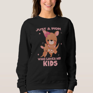 Kangaroo Love Mommy Just A Mom Who Loves Her Kids  スウェットシャツ