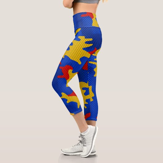 Kansas Blue Red Yellow Vibrant Camo Pattern カプリレギンス (左)