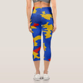 Kansas Blue Red Yellow Vibrant Camo Pattern カプリレギンス (裏面)