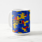 Kansas Blue Red Yellow Vibrant Camo Pattern コーヒーマグカップ (正面左)