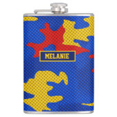 Kansas Blue Red Yellow Vibrant Camo Pattern フラスク (正面)