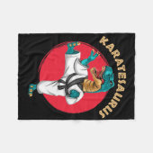 Karatesaurus Funny Karate Dinosaur  フリースブランケット (正面(横))