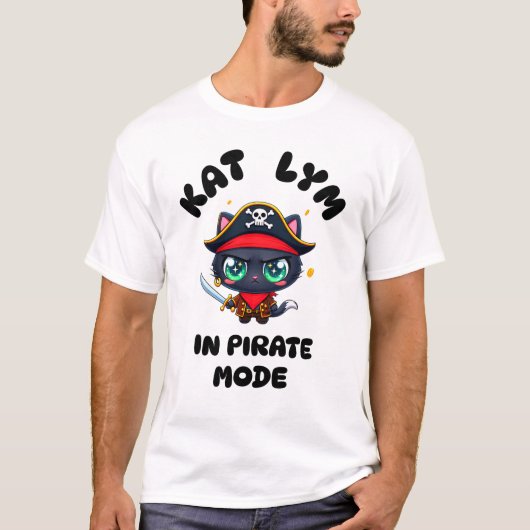 Kat Lym Cute Black Cat Pirate Art Tシャツ (正面)