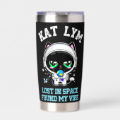 Kat Lym Space: Lost in Space Found My Vibe 保温保冷タンブラー (正面)