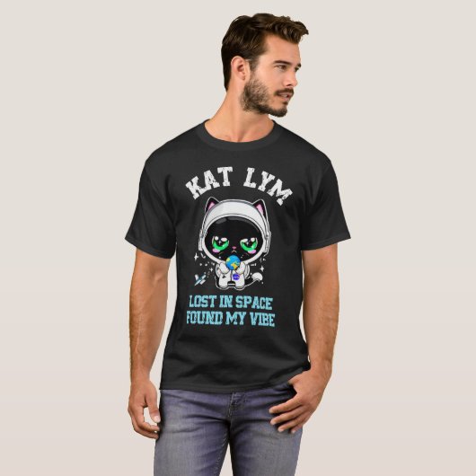 Kat Lym Space: Lost in Space Found My Vibe Tシャツ (正面フル)