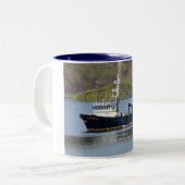 Katie Kのオランダ港、アラスカのカニのボート ツートーンマグカップ (正面左)