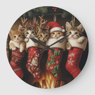 Kätzchen in Weihnachtsstrümpfen am Kamin ラージ壁時計