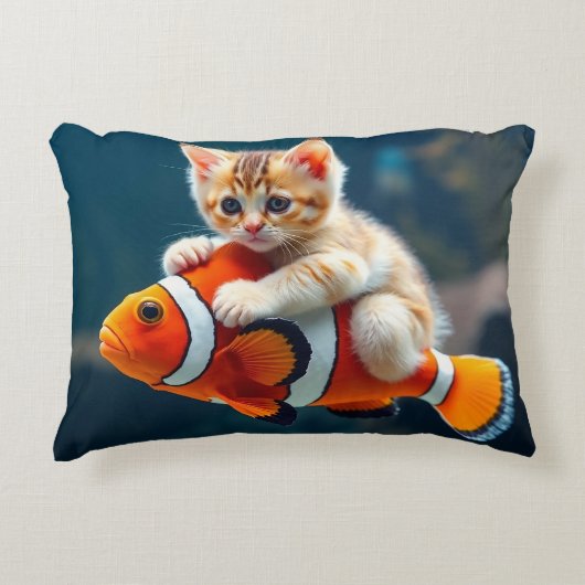 Katze auf Clownfish アクセントクッション (正面)