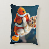 Katze auf Clownfish アクセントクッション (裏面(縦))
