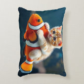 Katze auf Clownfish アクセントクッション (正面(垂直))
