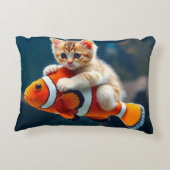 Katze auf Clownfish アクセントクッション (裏面)