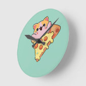 Kawaii Cat Hugging Pepperoni Pizza Cartoon ラウンド壁時計 (傾斜)