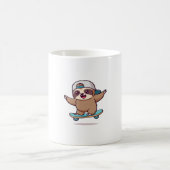 Kawaii Chibi Sloth Skater � Cute Funny Skateboardi コーヒーマグカップ (中央)