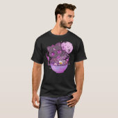 Kawaii Creepy Cat Eating Ramen Noodles Pastel Goth Tシャツ (正面フル)