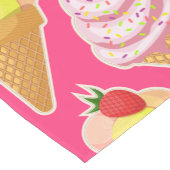 Kawaii pink pattern with strawberry ice cream ショートテーブルランナー (コーナー)
