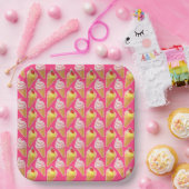 Kawaii pink pattern with strawberry ice cream ペーパープレート (パーティー)