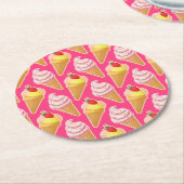 Kawaii pink pattern with strawberry ice cream  ラウンドペーパーコースター (アングル)