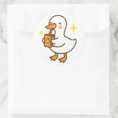 Kawaii Silly Goose Holding Juice Box Sticker ラウンドシール (バッグ)