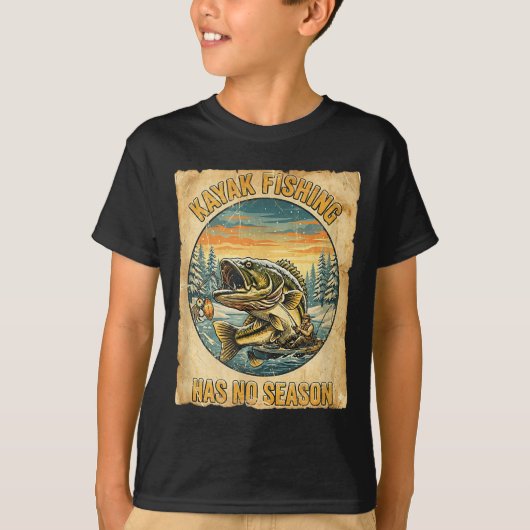 Kayak Fishing Has No Season Funny Winter Fishing  Tシャツ (正面)