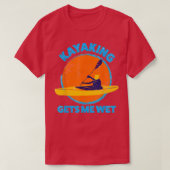Kayaking gets me wet Funny Halloween Christmas Kay Tシャツ (デザイン正面)