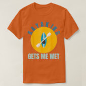 Kayaking gets me wet Funny Kayak Gift Paddling Tシャツ (デザイン正面)