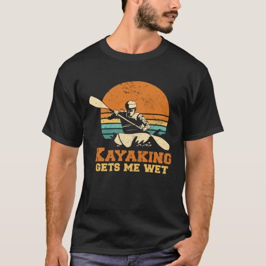 Kayakn I Kayaking Gets Me Wet Boating Paddling Kay Tシャツ (正面)